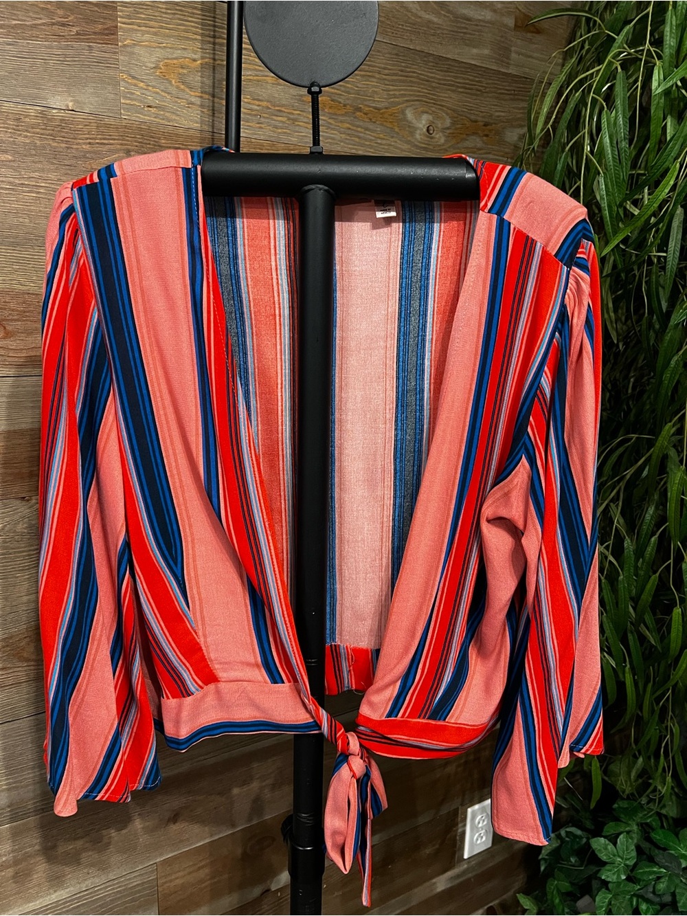 Willow & Root by BKE red & pink striped open front blouse. L.